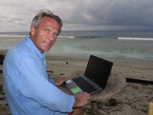 Gauthier Toulemonde a passé plusieurs semaines en 2013 sur une île indonésienne déserte... connecté à sa rédaction via des panneaux solaires.