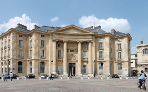 Pascal Roman a fait toutes ses études (Droit, Histoire et Histoire de l'art) à la Faculté Panthéon-Sorbonne.